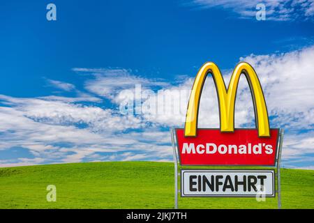 Werbe- und Firmenzeichen der Firma Mc Donald`s Stockfoto